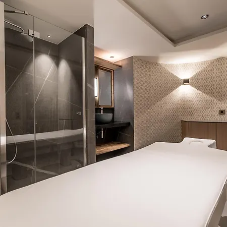 Skis Aux Pieds Avec Acces Spa, Conciergerie 5*, Balcon Oriente Ouest - Fr-1-613-54 Apartment *